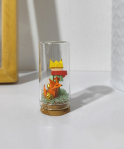 Un domo artesanal inspirado en El Principito y el zorro, elaborado completamente a mano en origami. Una pieza decorativa llena de significado, ideal para regalar o coleccionar.